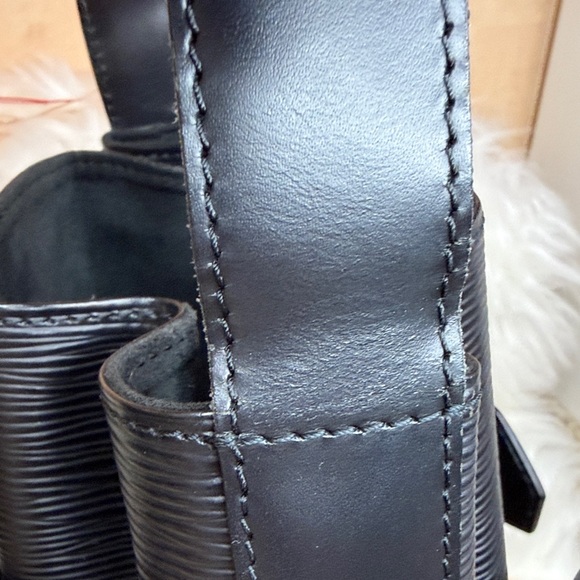 Louis Vuitton Sac d’Epaule Bucket Bag w/ Epi leather wallet - Picture 13 of 16